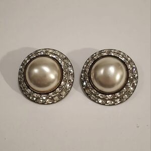 VINTAGE 1950s EARRINGS FAUX PEARL CENTER SURROUNDED BY 2 ROWS OF RHINESTONES